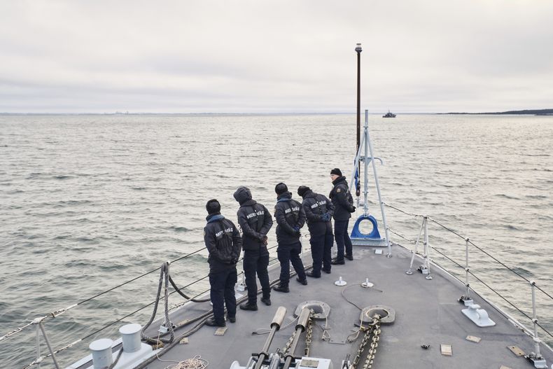 Un buque de guerra estonio navega en el mar Báltico el jueves 9 de enero de 2025, como parte de la intensificación de las patrullas de la OTAN en la región tras un presunto sabotaje de cables submarinos. (AP Foto/Hendrik Osula)