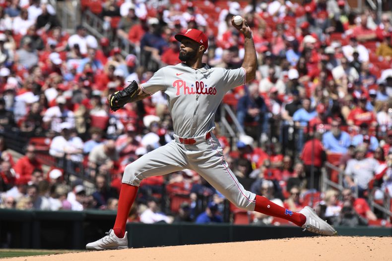 El pitcher de los Filis de Filadelfia Cristopher Sánchez lanza en la primera entrada del encuentro ante los Cardenales de San Luis el sábado 12 de abril del 2025. (AP Foto/Jeff Le)