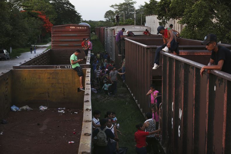 En esta imagen de archivo, tomada el 24 de junio de 2019, migrantes esperan a que un tren de mercancías se ponga en marcha rumbo al norte, en Salto del Agua, México. (AP Foto/Marco Ugarte)
