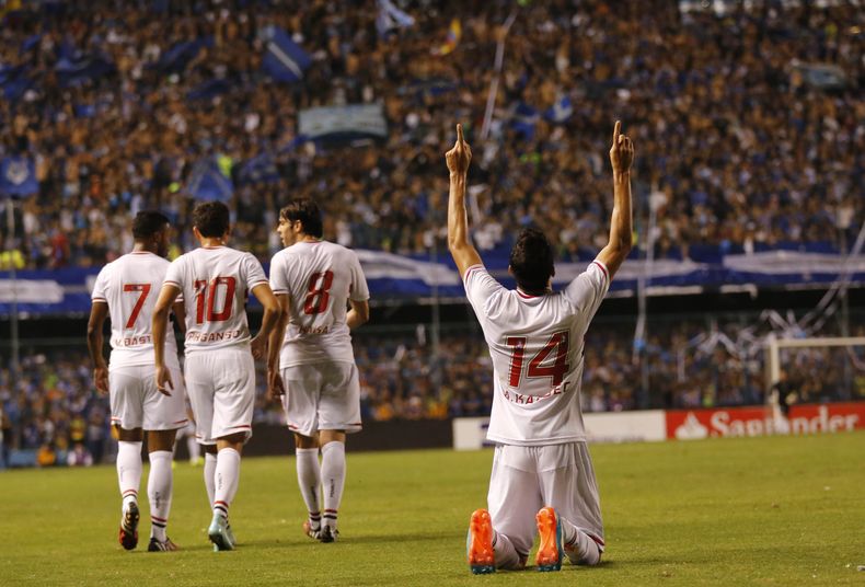 Alan Kardec, del Sao Paulo, festeja arrodillado tras anotar un gol contra Emelec de Ecuador durante un partido de la Cops Sudamericana en Guayaquil, el mi&eacute;rcoles 5 de noviembre de 2014 (AP Foto/Dolores Ochoa)