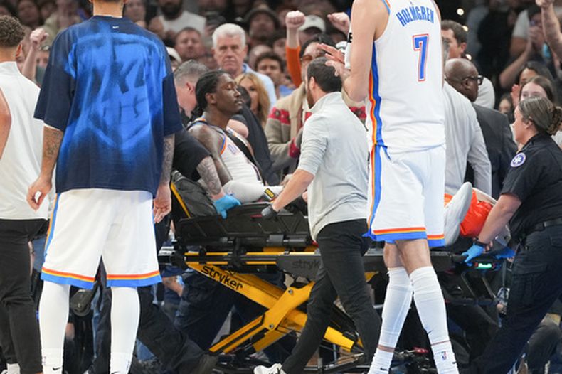 Jalen Williams, del Thunder de Oklahoma City, es retirado de la duela en camilla por parte del cuerpo médico durante la segunda mitad del juego de baloncesto de la NBA contra los Clippers de Los Ángeles, el domingo 25 de octubre de 2026, en Oklahoma City. (AP Foto/Kyle Phillips)