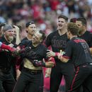 Spencer Steer de loe Rojos de Cincinnati celebra con sus compañeros tras conectar el jonrón de dos carreras en la 11ma entrada para la victoria ante los Padres de San Diego el viernes 30 de junio del 2023. (AP Foto/Aaron Doster)