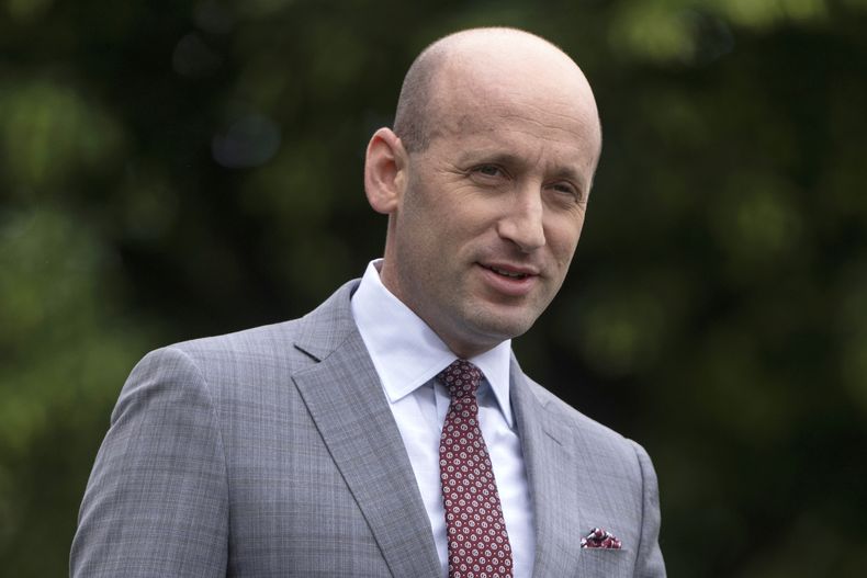 El subjefe de despacho de la Casa Blanca, Stephen Miller, habla con reporteros fuera de la Casa Blanca, el viernes 9 de mayo de 2025, en Washington. (AP Foto/Mark Schiefelbein)