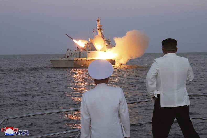 ARCHIVO - En esta fotografía sin fecha proporcionada el 21 de agosto de 2023 por el gobierno de Corea del Norte, el dirigente norcoreano Kim Jong Un observa un lanzamiento de prueba de un misil crucero estratégico. (Agencia Central de Noticias de Corea/Servicio de Noticias de Corea del Norte vía AP, Archivo)