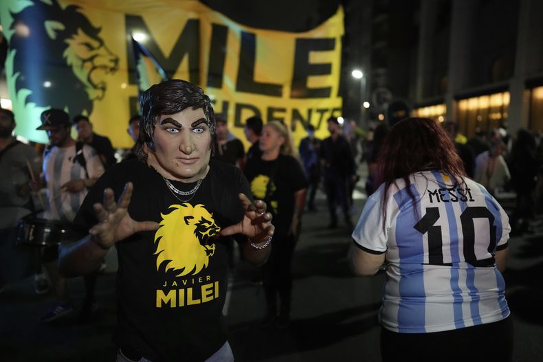 Partidarios de Javier Milei, candidato presidencial de La Libertad Avanza, se reúnen frente a su sede de campaña después del cierre de las urnas para las elecciones generales en Buenos Aires, Argentina, el domingo 22 de octubre de 2023. (AP Foto/Rodrigo Abd)