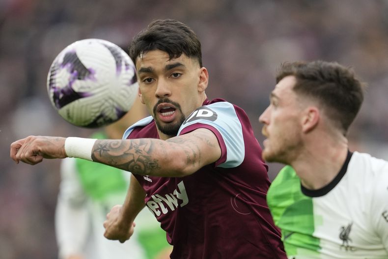 Lucas Paquetá (izquierda) de West Ham y Andrew Robertson de Liverpool pugnan por el balón en un partido de a Liga Premier, el sábado 27 de abril de 2024, en Londres. (AP Foto/Kin Cheung)
