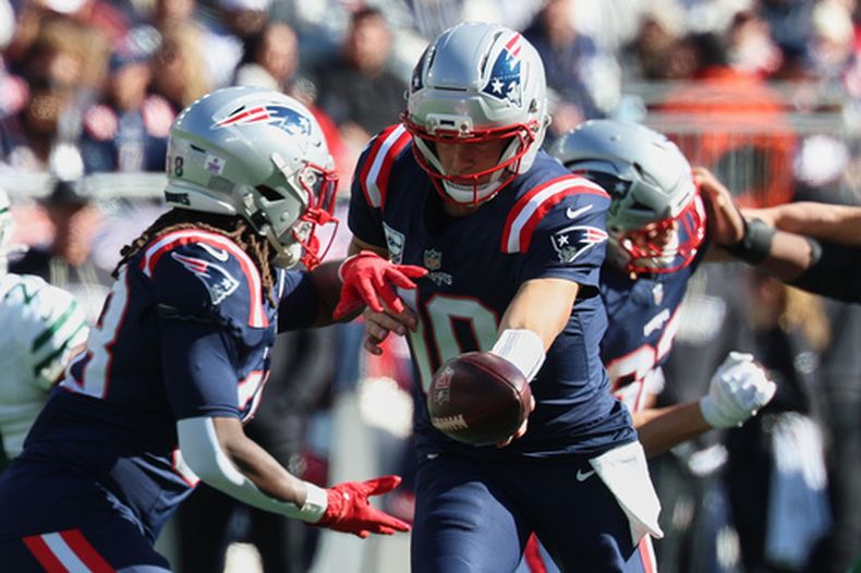 El quarterback de los Patriots de Nueva Inglaterra Drake Maye le entrega el balón al corredor Rhamondre Stevenson en el encuentro ante los Jets de Nueva York el domingo 18 de octubre del 2026. (AP Foto/Mark Stockwell)