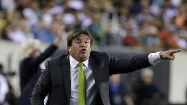 acusan de agresion a entrenador mexicano miguel herrera