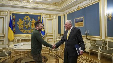 El enviado especial de Estados Unidos para Ucrania y Rusia, Keith Kellogg, derecha, estrecha la mano del presidente ucraniano Volodymyr Zelenskyy durante su reunión el 20 de febrero de 2025, en Kiev, Ucrania. (AP Foto/Evgeniy Maloletka)
