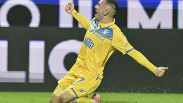 Arijon Ibrahimović del Frosinone celebra tras anotar en el encuentro ante el Empoli en la Serie A el lunes 6 de noviembre del 2023. (Alfredo Falcone/LaPresse via AP)