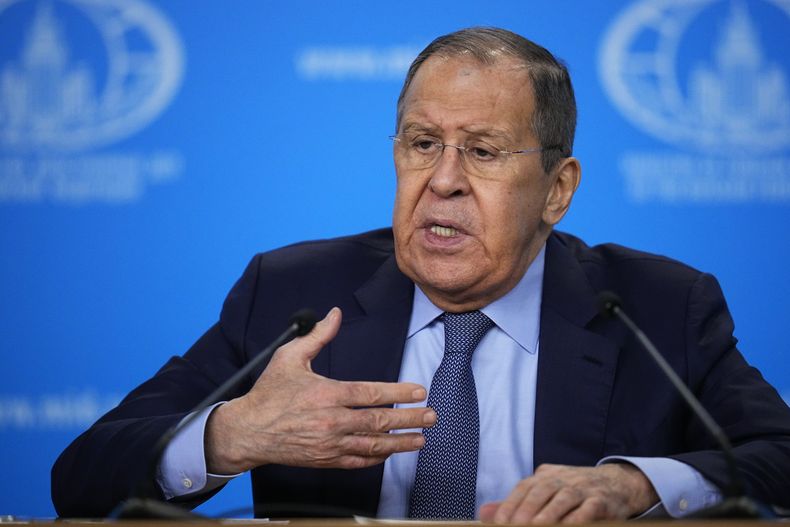 El ministro de Exteriores de Rusia, Sergey Lavrov, gesticula durante su conferencia de prensa anual en Moscú, Rusia, el 18 de enero de 2024. (AP Foto/Alexander Zemlianichenko)