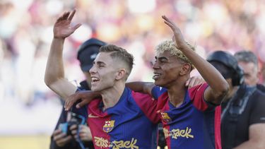 Fermín Lopez y Lamine Yamal del Barcelona celebran la victoria en el Clásico ante el Real Madrid en la liga española el domingo 11 de mayo del 2025. (AP Photo/Joan Monfort)