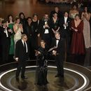 El elenco y el equipo de Oppenheimer reciben el premio a mejor película en los Oscar el domingo 10 de marzo de 2024, en el Teatro Dolby en Los Ángeles. (Foto AP/Chris Pizzello)