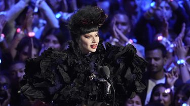 Lady Gaga acepta el premio al artista del año durante los MTV Video Music Awards el domingo 7 de septiembre de 2025, en el UBS Arena en Elmont, Nueva York. (Foto Charles Sykes/Invision/AP)
