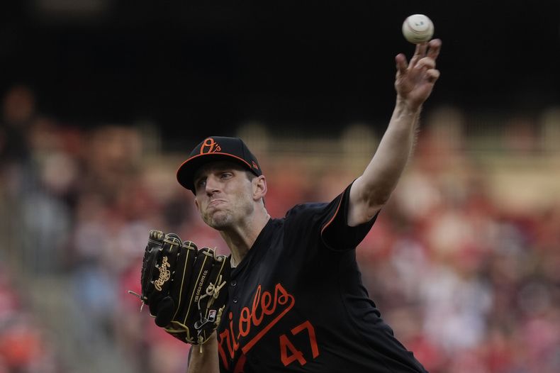 John Means, abridor de los Orioles de Baltimore, lanza en el segundo inning del juego ante los Rojos de Cincinnati, el sábado 4 de mayo de 2024 (AP foto/Carolyn Kaster)
