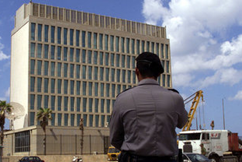 Sección de Intereses de Estados Unidos en La Habana en esta imagen de archivo. Foto:  JOSE GOITIA / AP