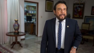 El vicepresidente de El Salvador Félix Ulloa, candidato a la reelección como compañero de campaña del presidente Nayib Bukele, llega a su oficina para una entrevista en San Salvador, El Salvador, el martes 30 de enero de 2024. (AP Foto/Moises Castillo)