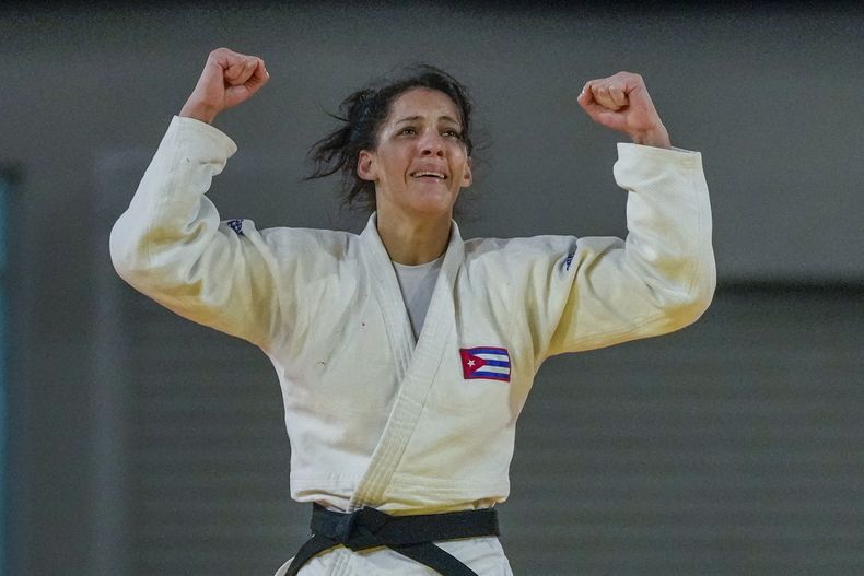La cubana Idelannis Gómez celebra tras derrotar a la puertorrriqueña María Luz Pérez en la final de los 70 kg del judo de los Juegos Panamericanos, en in Santiago, Chile, el domingo 29 de octubre de 2023. (AP Foto/Eduardo Verdugo)