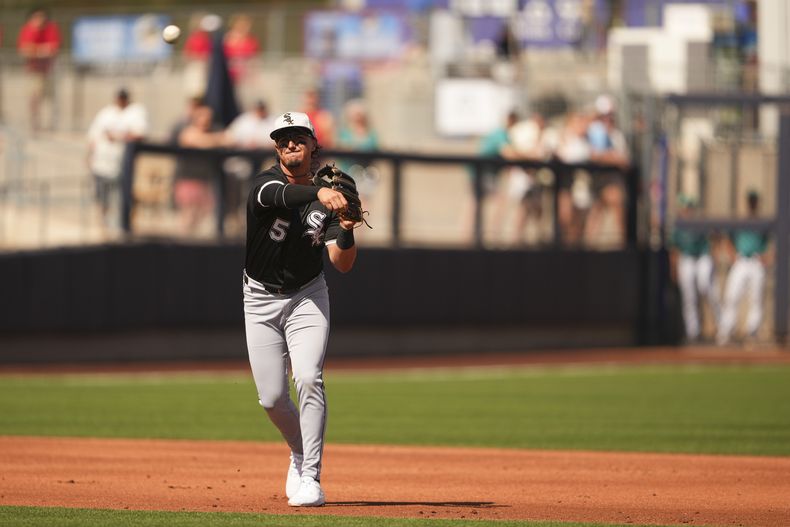 El tercera base de los Medias Blancas de Chicago Josh Rojas lanza a primera base en el encuentro de exhibición ante Marineros de Seattle del sábado primero de marzo del 2025. (AP Foto/Lindsey Wasson)