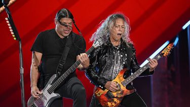 ARCHIVO - Robert Trujillo, izquierda, y Kirk Hammett de Metallica durante su presentación en el Festival Global Citizen el 24 de septiembre de 2022, en Central Park en Nueva York. Metallica se presentará en cuatro conciertos en la Ciudad de México del 20 al 29 de septiembre de 2024. (Foto Evan Agostini/Invision/AP, archivo)