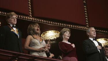 El presidente Bush, a la derecha, y la primera dama Laura Bush, segunda desde la derecha, junto al actor Robert Redford, a la izquierda, y la cantante Tina Turner en la Gala de Honor del Kennedy Center en Washington el 4 de diciembre de 2005. (Foto AP/Evan Vucci, archivo)