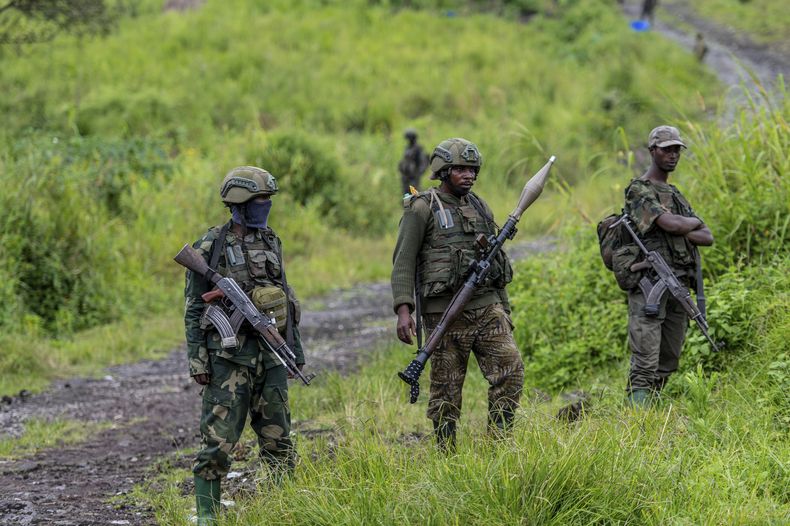 En esta imagen de archivo, rebeldes armados del grupo M23 hacen guardia en Kibumba, en el este de República Democrática de Congo, el 23 de diciembre de 2022. (AP Foto/Moses Sawasawa, File)