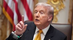 El presidente Donald Trump habla con los periodistas durante una reunión con el primer ministro húngaro Viktor Orbán en el Salón del Gabinete de la Casa Blanca, el viernes 7 de noviembre de 2025, en Washington. (AP Foto/Evan Vucci)