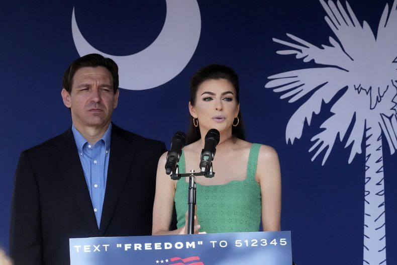 El gobernador de Florida, Ron DeSantis, observa a su esposa Casey DeSantis durante un evento de campaña, el 2 de junio de 2023, en Bluffton, Carolina del Sur. (AP Foto/Meg Kinnard, Archivo)