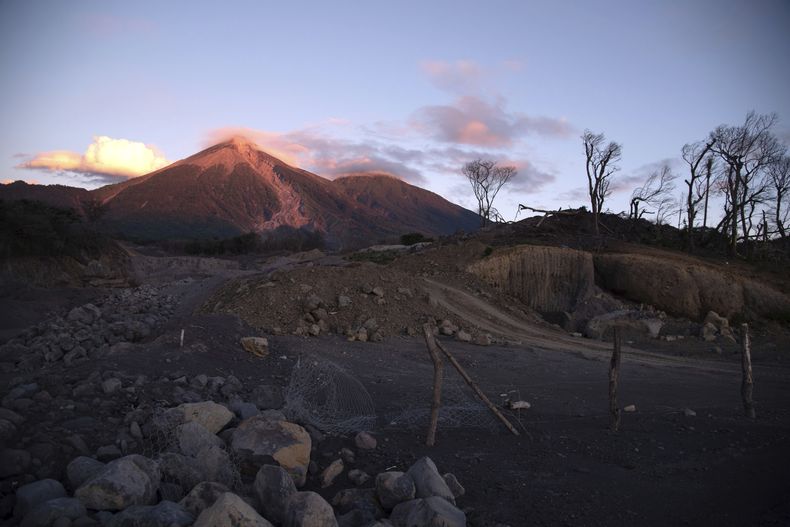 ARCHIVO - Vista del volcán de Fuego desde Puente Las Lajas, Guatemala, el 12 de diciembre de 2018. En torno a 250 residentes fueron evacuados el jueves 4 de mayo de 2023 de dos comunidades cercanas al volcán de Fuego ante la alerta por la emisión de ceniza y de flujos piroclásticos en un área que ya resultó devastada por una erupción mortal en 2018. (AP Foto/Santiago Billy, Archivo)