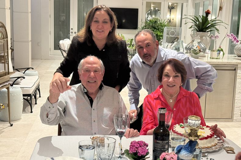 Esta foto sin fecha proporcionada por Silvia Larrieu el martes 8 de septiembre de 2026 muestra a Mario Lamar, abajo a la izquierda, y su esposa, Lili, abajo a la derecha. (Silvia Larrieu vía AP)
