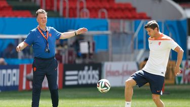 americateve | El t&eacute;cnico de Holanda, Louis van Gaal, izquierda, y el jugador Klaas-Jan Huntelaar participan en un entrenamiento el viernes, 11 de julio de 2014, en Brasilia. (AP Photo/Eraldo Peres)