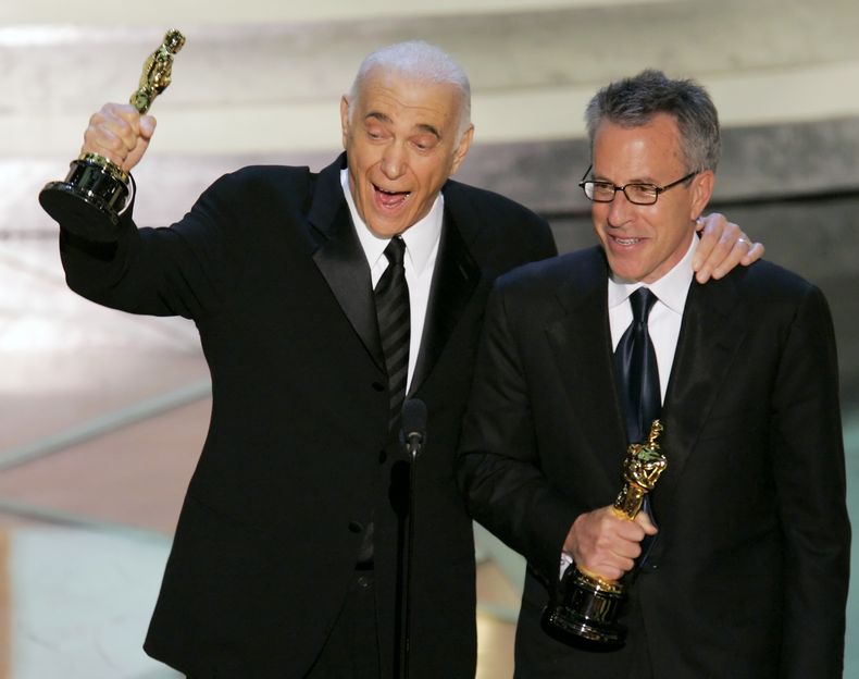 ARCHIVO - Los productores Albert S. Ruddy, izquierda, y Tom Rosenberg reciben el Oscar después de que la película Million Dollar Baby ganar en la categoría de mejor película del año en la 77a edición de los Premios de la Academia el 27 de febrero de 2005, en Los Angeles. El productor y guionista nacido en Canadá, ganador de premios Oscar por The Godfather (El padrino) y Million Dollar Baby, falleció el sábado 25 de mayo de 2024 a los 94 años. (Foto AP/Mark J. Terrill, archivo)