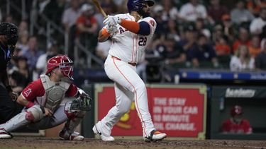 Jon Singleton, de los Astros de Houston, batea un doble de dos carreras ante los Angelinos de Los Ángeles, el jueves 19 de septiembre de 2024 (AP Foto/Kevin M. Cox)