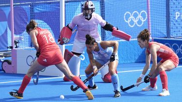 María Granatto, de Argentina, busca anotar contra Gran Bretaña en el partido por el Grupo B del hockey sobre césped de los Juegos Olímpicos en el estadio Yves-du-Manoir el sábado 3 de agosto de 2024, en Colombes, Francia. (AP Foto/Aijaz Rahi)