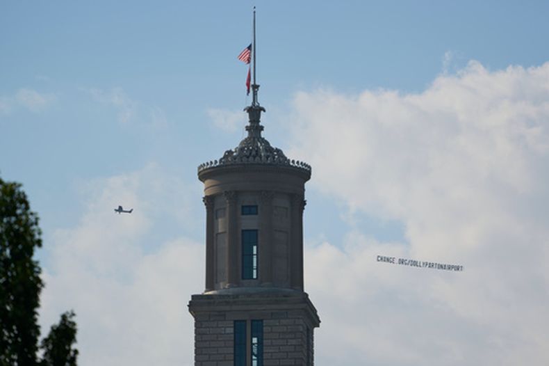 Un avión sobrevuela Nashville, Tennessee, remolcando una pancarta con el texto change.org/DollyPartonAirport como parte de una iniciativa para renombrar el aeropuerto en honor a Dolly Parton, el viernes 28 de agosto de 2026. (Foto AP/George Walker IV)