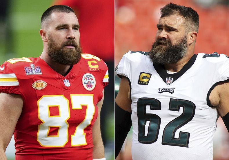 El tight end de los Chiefs de Kansas City, Travis Kelce, calienta antes del partido del Super Bowl 58 de la NFL contra los 49ers de San Francisco en Las Vegas el 11 de febrero de 2024, izquierda, y el center de los Eagles de Filadelfia, Jason Kelce, antes de un partido de la NFL contra los Commanders de Washington en Landover, Maryland, el 29 de octubre de 2023. Los hermanos Kelce fueron nominados a los premios Webby por su podcast deportivo New Heights. (Foto AP/Frank Franklin II, izquierda, y AP Photo/Daniel Kucin Jr.)