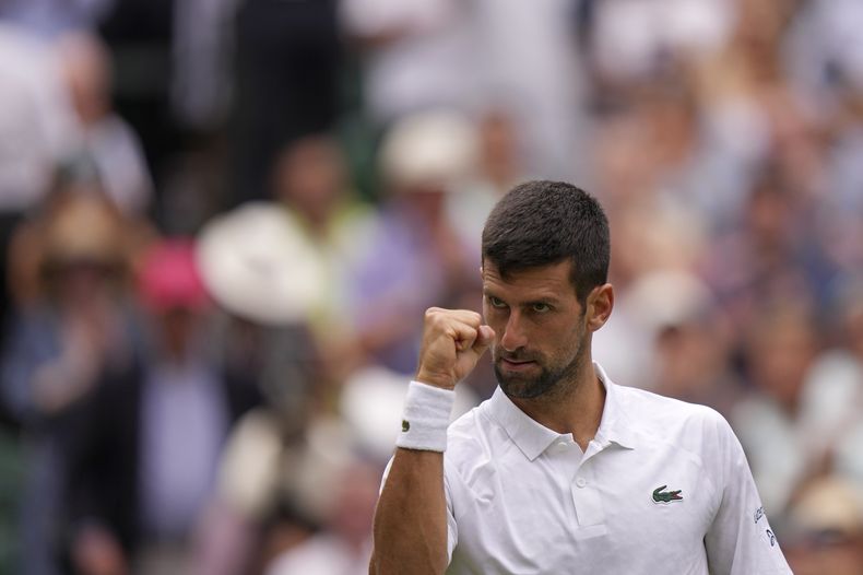 El serbio Novak Djokovic reacciona tras superar al polaco Hubert Hurkacz en la cuarta ronda de Wimbledon el lunes 10 de julio del 2023. (AP Foto/Alberto Pezzali)