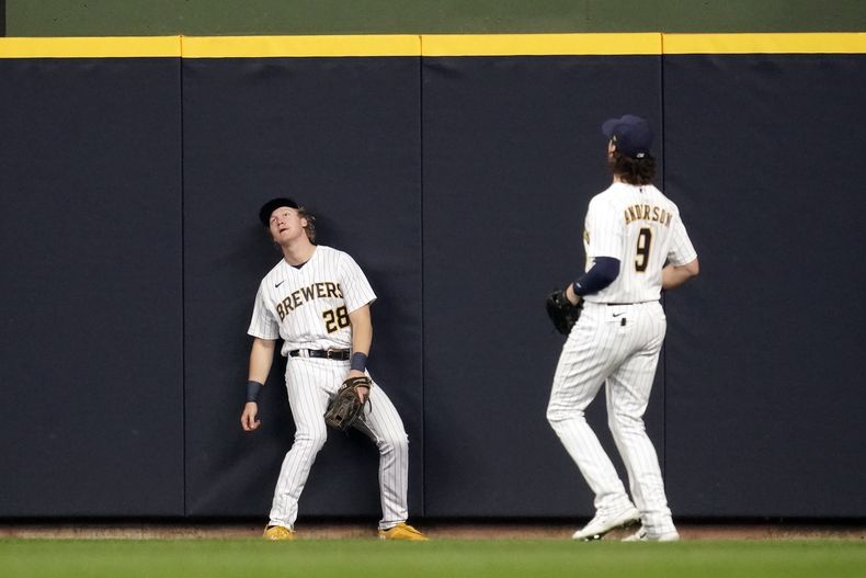Joey Wiemer (28) , de los Cerveceros de Milwaukee, reacciona después de observar un cuadrangular de Shohei Ohtani, de los Angelinos de Los Ángeles, durante la tercer entrada del juego de béisbol, el domingo 30 de abril de 2023, en Milwaukee. (AP Foto/Aaron Gash)