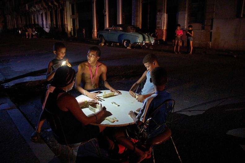ARCHIVO - La gente juega al dominó en la calle durante un apagón en La Habana, el 10 de septiembre de 2025 (AP Foto/Ramón Espinosa, Archivo).