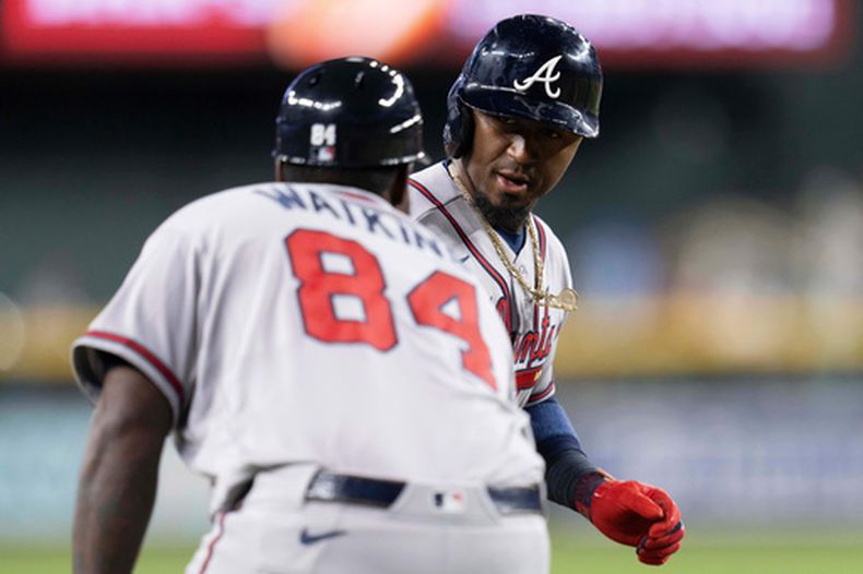 Ozzie Albies, de los Bravos de Atlanta, recorre las bases luego de conectar un jonrón ante los Diamondbacks de Arizona, el viernes 3 de abril de 2026 (AP Foto/Rebecca Noble)