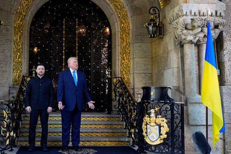 El presidente Donald Trump recibe al presidente ucraniano Volodymyr Zelenskyy en su club Mar-a-Lago, el domingo 28 de diciembre de 2025, en Palm Beach, Florida. (AP Foto/Alex Brandon)