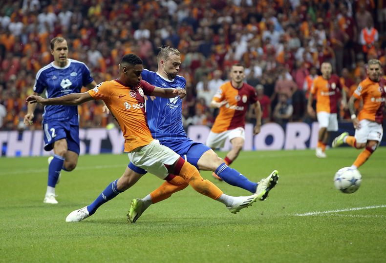 Tete (izquierda), del Galatasaray, y Martin Ellingsen, del Molde de Noruega, disputan un balón en el partido clasificatorio a la Liga de Campeones, el martes 29 de agosto de 2023 (dia images via AP)