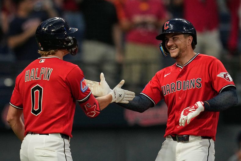 Patrick Bailey, derecha, de los Guardianes de Cleveland, es felicitado por Petey Halpin (0) después de batear un jonrón en la séptima entrada del juego de béisbol de Grandes Ligas ante los Mellizos de Minnesota, el lunes 20 de julio de 2026, en Cleveland. (AP Foto/Sue Ogrocki)