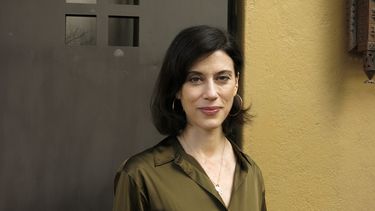 La cineasta palestino-estadounidense Cherien Dabis, de la película All Thats Left of You, posa para una foto durante una entrevista en el Festival de Cine de Morelia, en México, el jueves 16 de octubre de 2025. (Foto AP/Berenice Bautista)