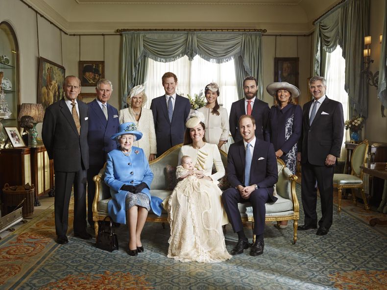 Esta imagen cedida por Camera Press muestra la foto oficial del bautizo del pr&iacute;ncipe Jorge de Gran Breta&ntilde;a en el Sal&oacute;n Morning de la residencia Clarence House en Londres el mi&eacute;rcoles 23 de octubre de 2013. Kate, la duquesa de C