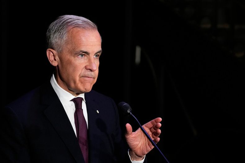 El primer ministro canadiense Mark Carney habla durante el anuncio del Fondo Canadá Fuerte, el primer fondo soberano de inversión de Canadá, en Ottawa el lunes 27 de abril de 2026. (Justin Tang/The Canadian Press vía AP)