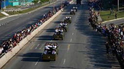 Una caravana transporta los restos de los oficiales cubanos fallecidos durante la operación estadounidense en Venezuela para capturar al expresidente Nicolás Maduro, a través de La Habana, Cuba, el jueves 15 de enero de 2026. (Foto AP/Ramón Espinosa)