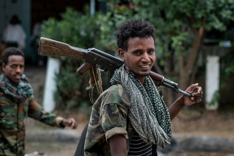 Combatientes del Frente Popular de la Liberación de Tigray en la aldea de Hawzen, Tigray, Etiopía, el 7 de mayo del 2021. (AP foto/Ben Curtis)