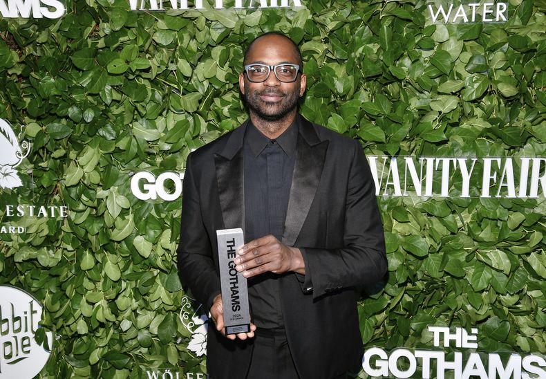 El cineasta y fotógrafo RaMell Ross posa con el premio al mejor director por Nickel Boys durante los Premios Gotham en Cipriani Wall Street el lunes 2 de diciembre de 2024 en Nueva York. (Foto Evan Agostini/Invision/AP)
