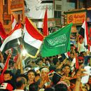 Yemenís ondean banderas del país y de Arabia Saudí para celebrar el 64to aniversario de la Revolución del 26 de Septiembre en Taiz, Yemen, el 25 de septiembre de 2026. (AP Foto/Abdulnasser Alseddik)